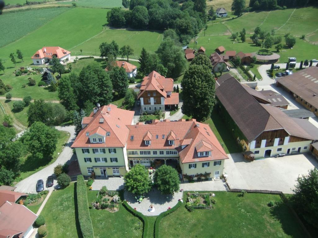 Hotel Dienstl Gut Launsdorf Екстер'єр фото