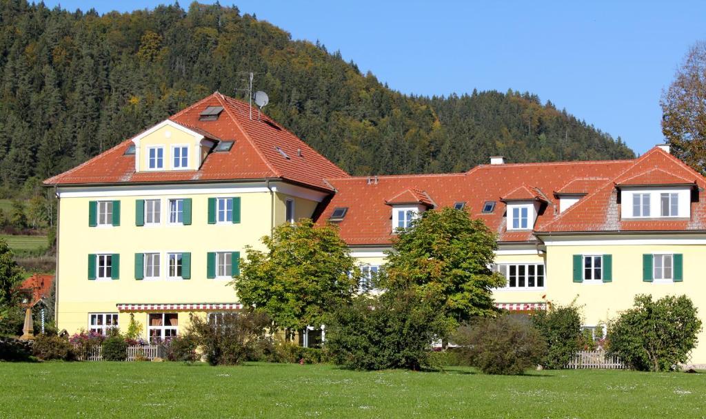 Hotel Dienstl Gut Launsdorf Екстер'єр фото